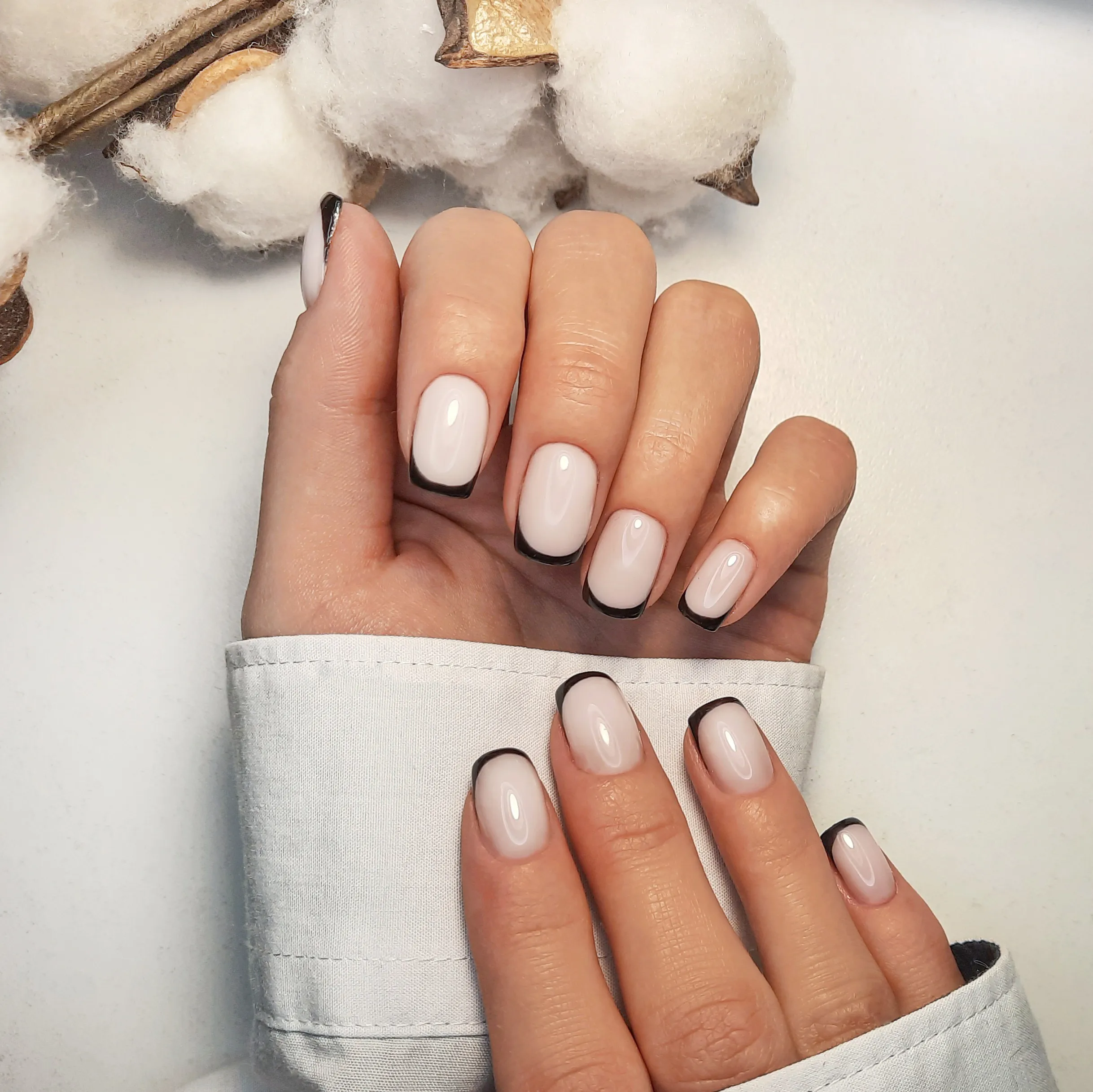 Micro French Nails mit schwarzen Tips