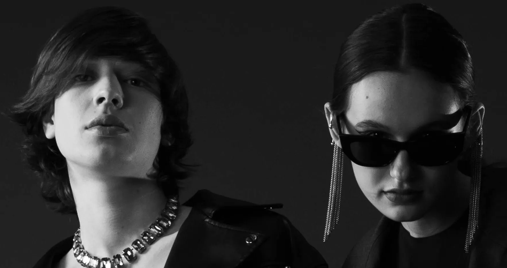 Junger Mann und junge Frau in schwarzer Kleidung