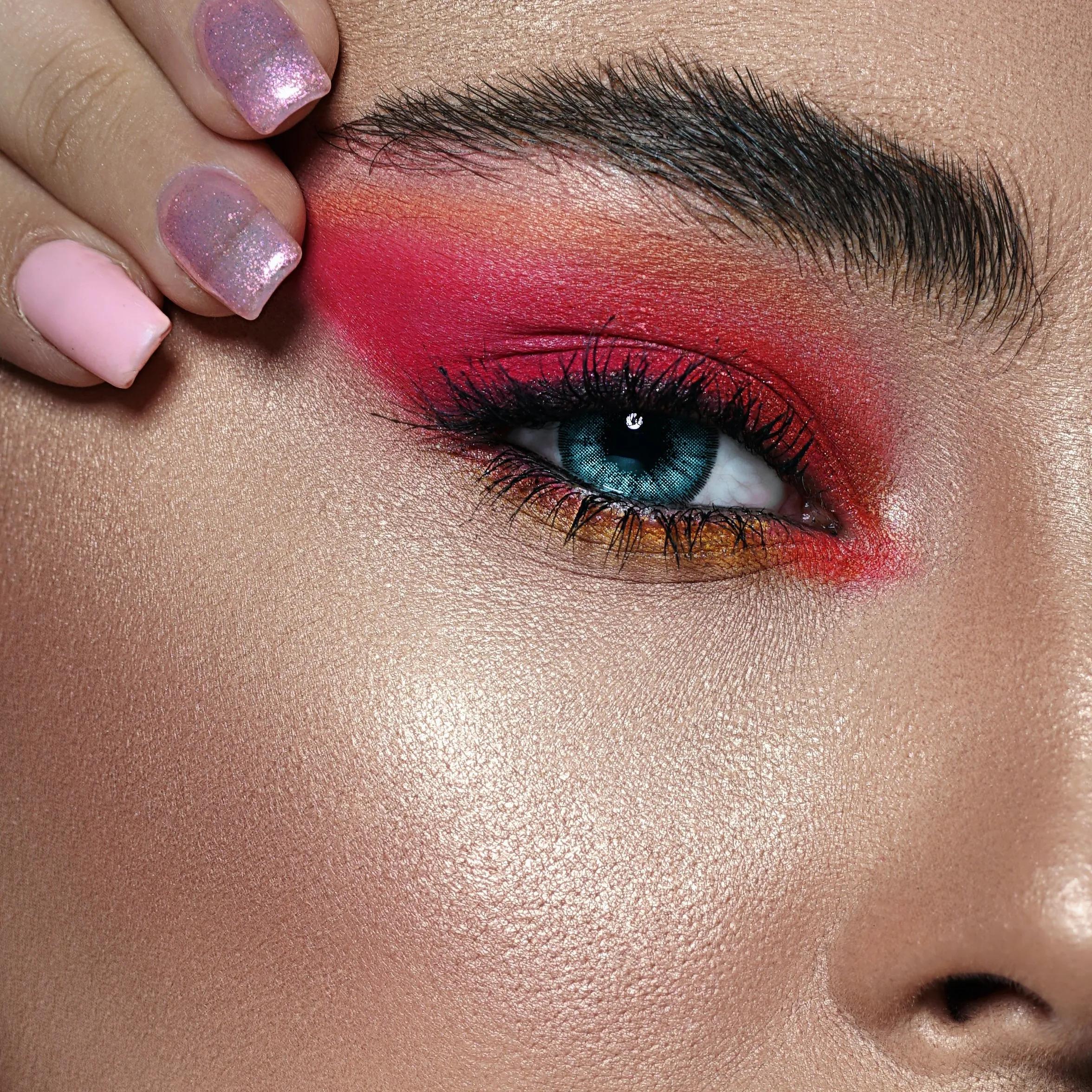 Nahaufnahme einer dichten Augenbraue