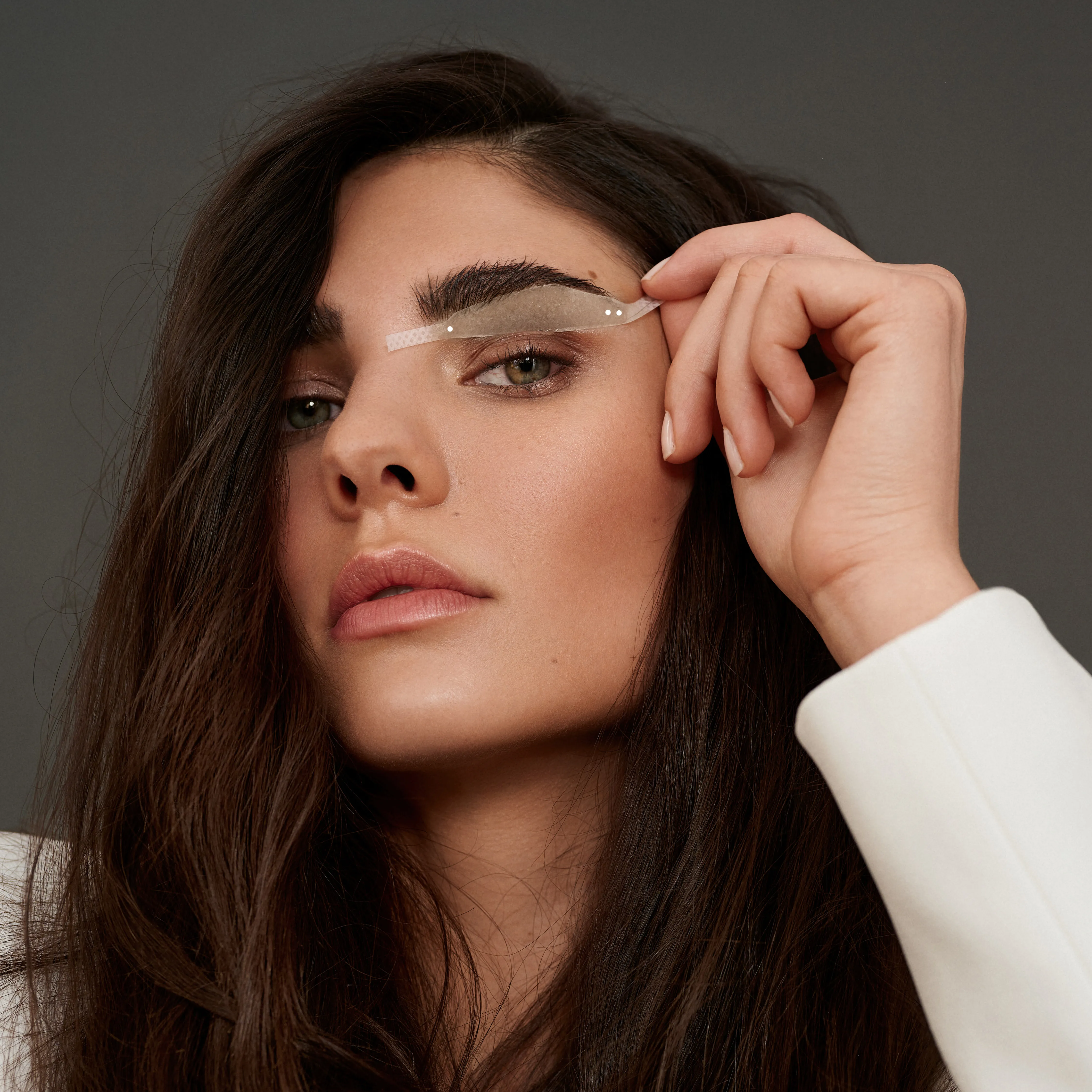 Augenbrauen anhand einer Schablone zupfen und formen