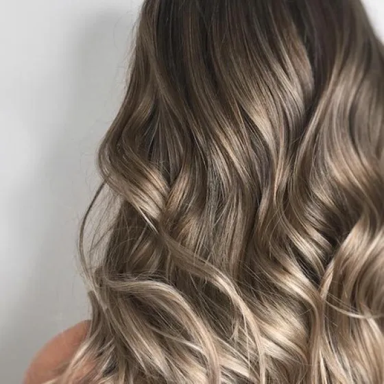 Frau mit Beach Waves in kühlem Bronde