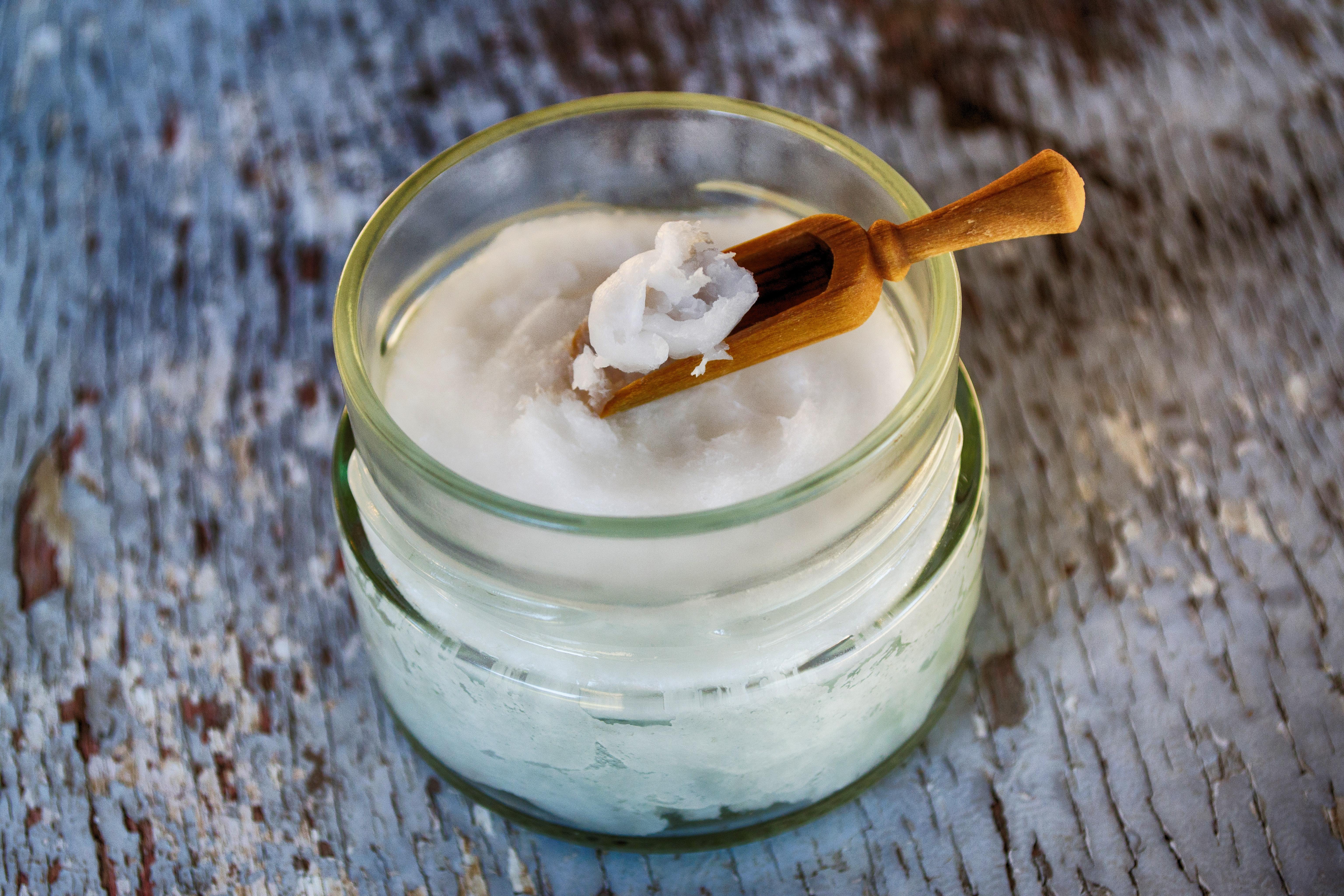 Kokosnuss Butter in einem Tigel