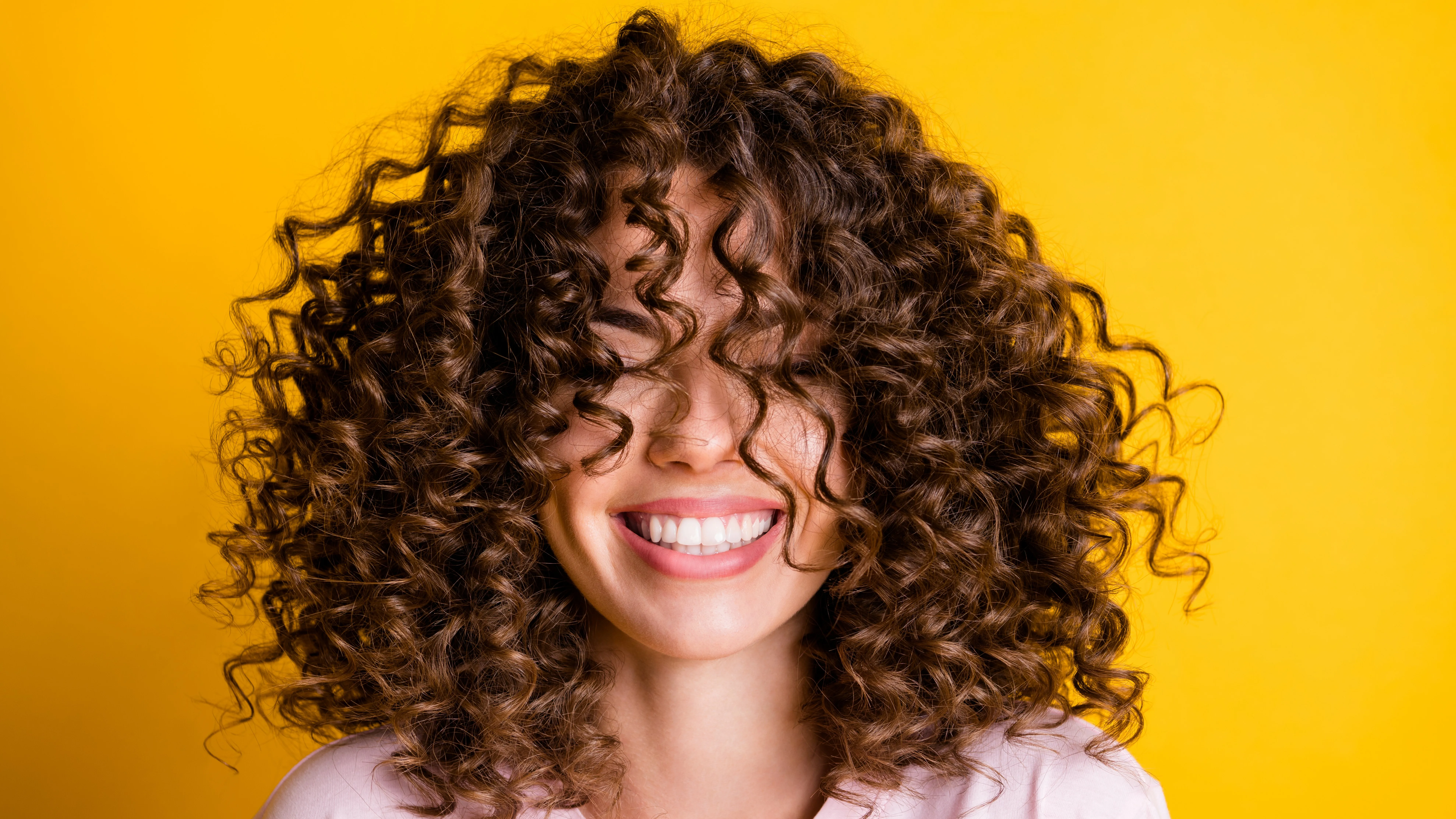 Frau mit Korkenzieher Locken