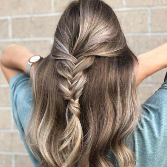 Dunkelblond mit cremigen Highlights