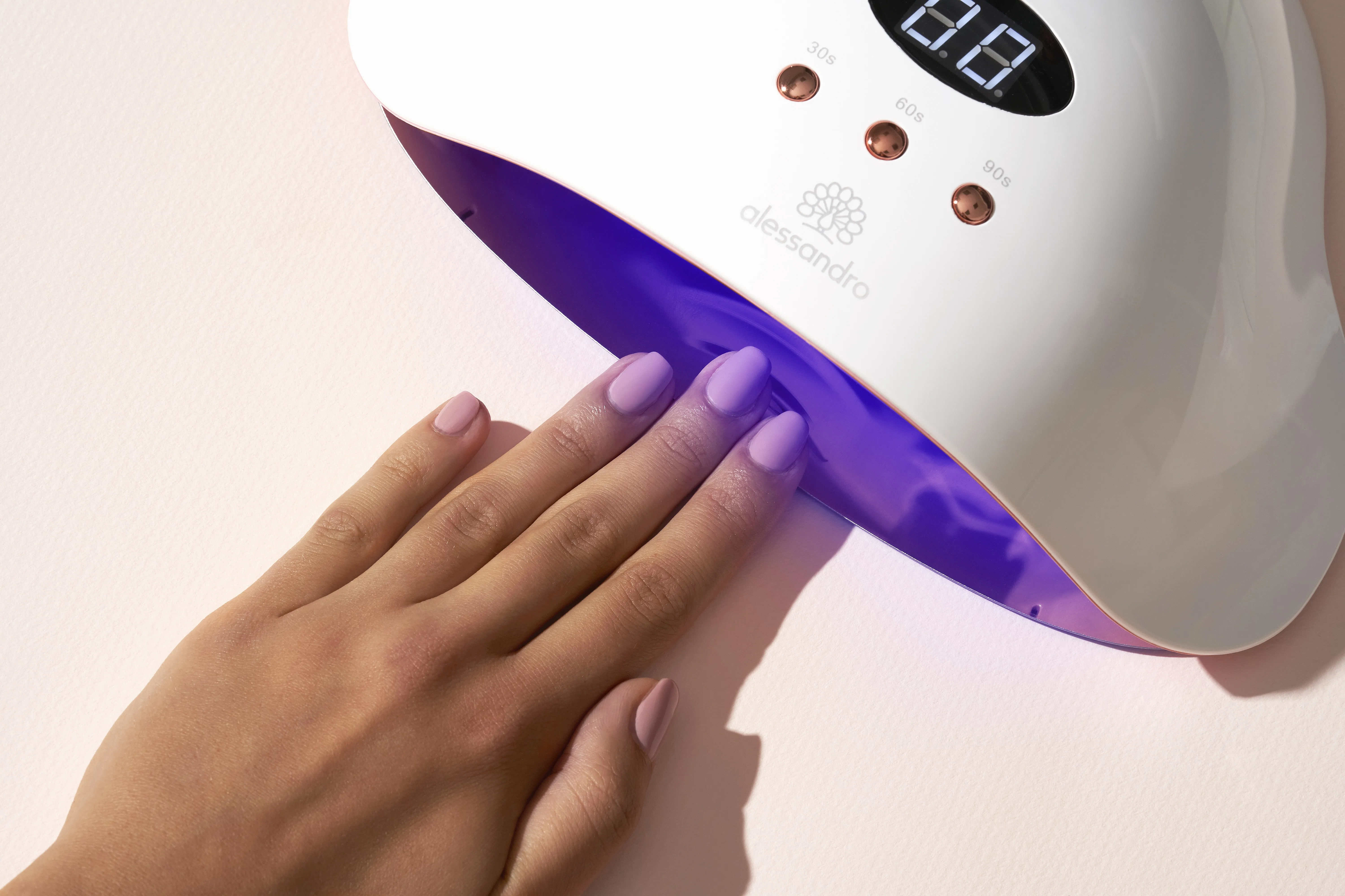 Nagellack wird in UV Lampe ausgehärtet