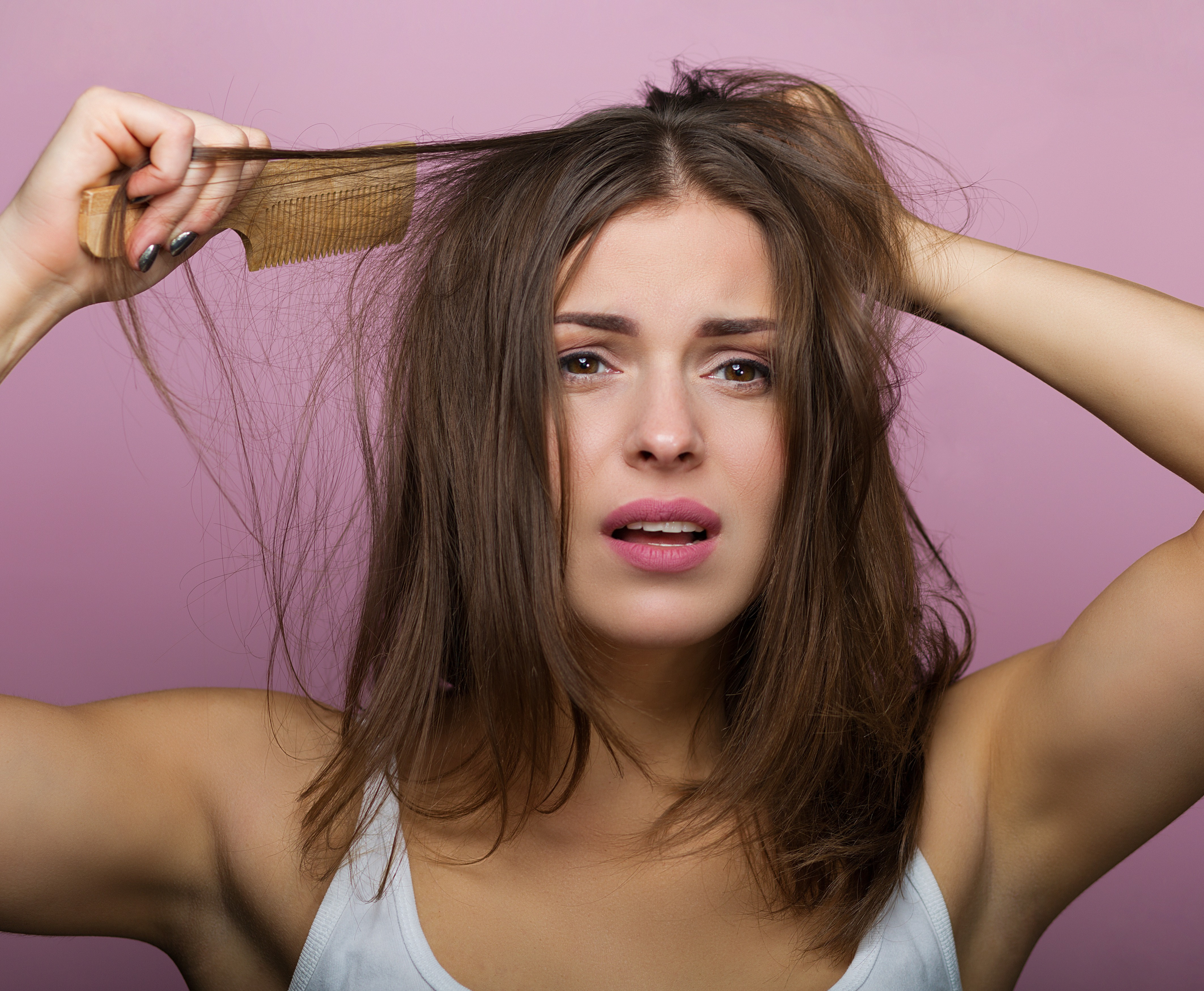 Frau kämmt verfilzte lange Haare