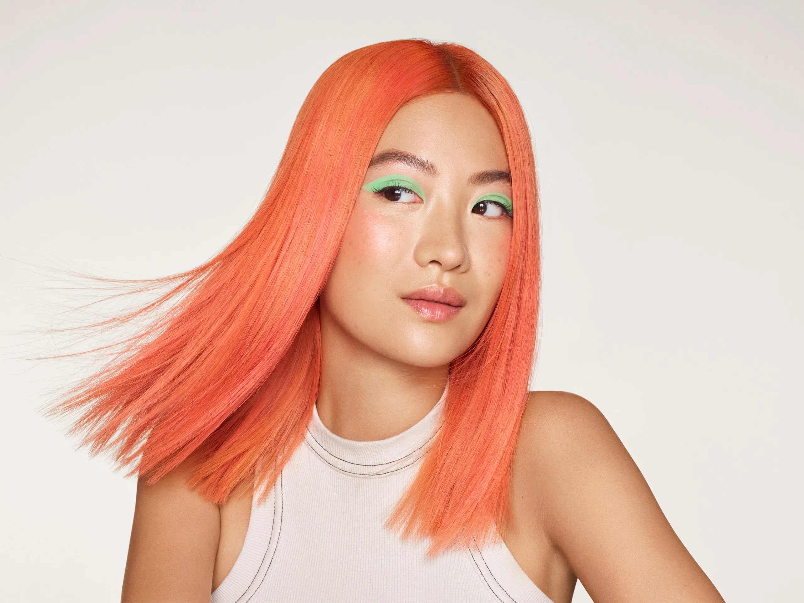 Frau mit orangen Haaren und grünem Augen Makeup