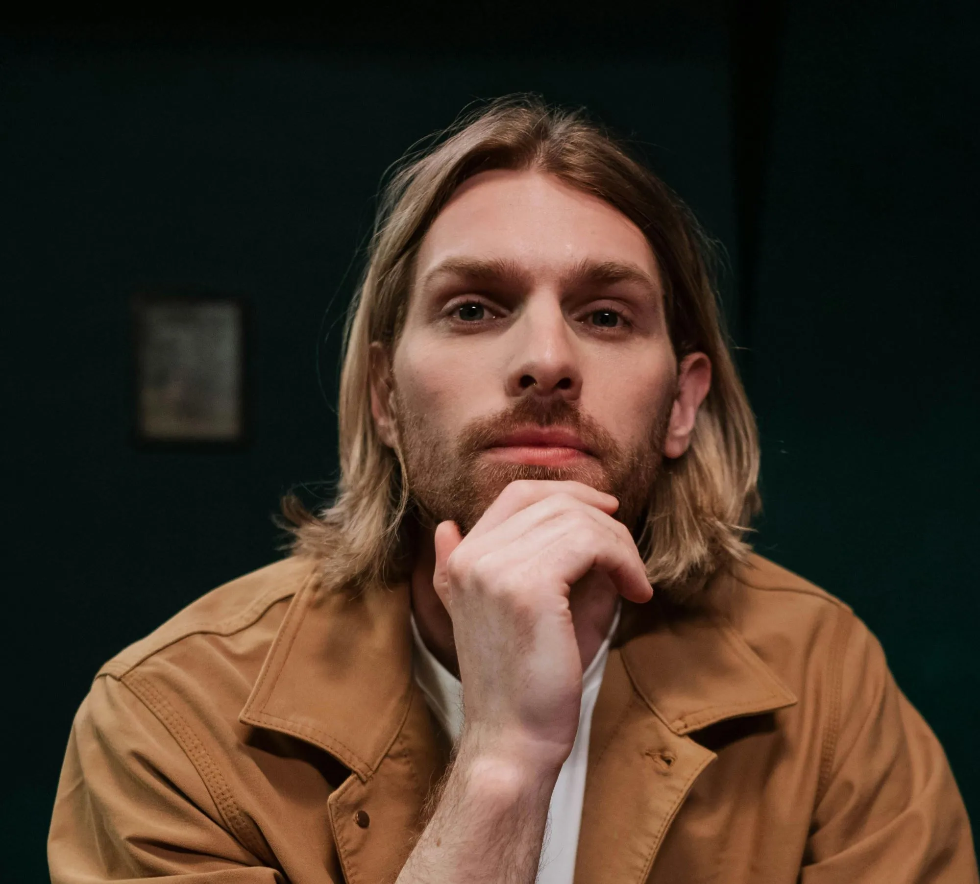 Mann mit langen Haaren und Mittelscheitel