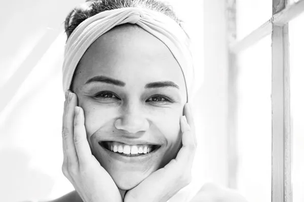 Frau mit Stirnband