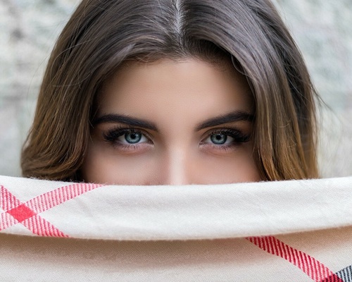 Perfekt geformte Augenbrauen: Augenbrauen Waxing leicht gemacht