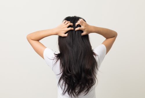 Kopfhautjucken im Alter: Ursache und Tipps