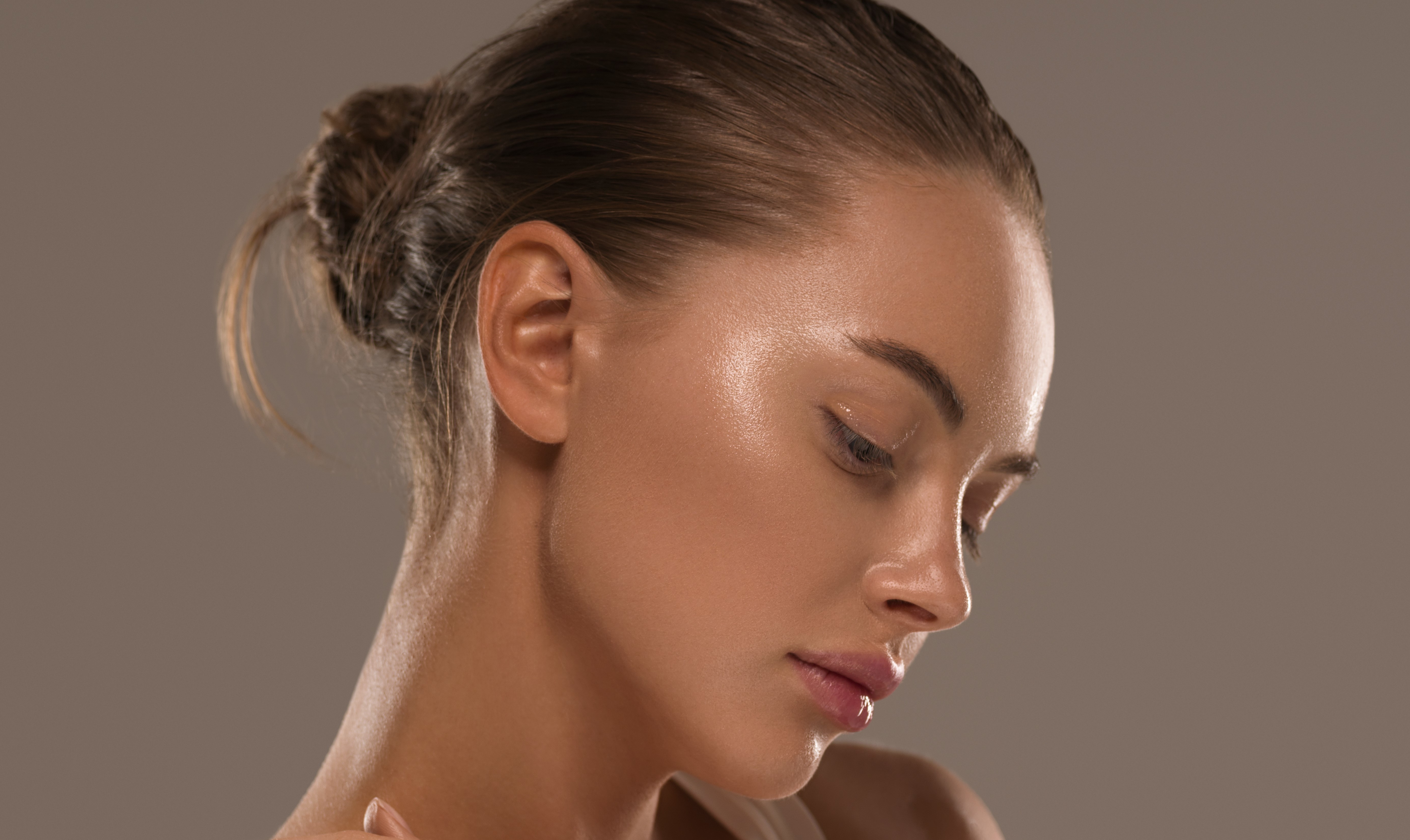 Frau mit leicht fettiger