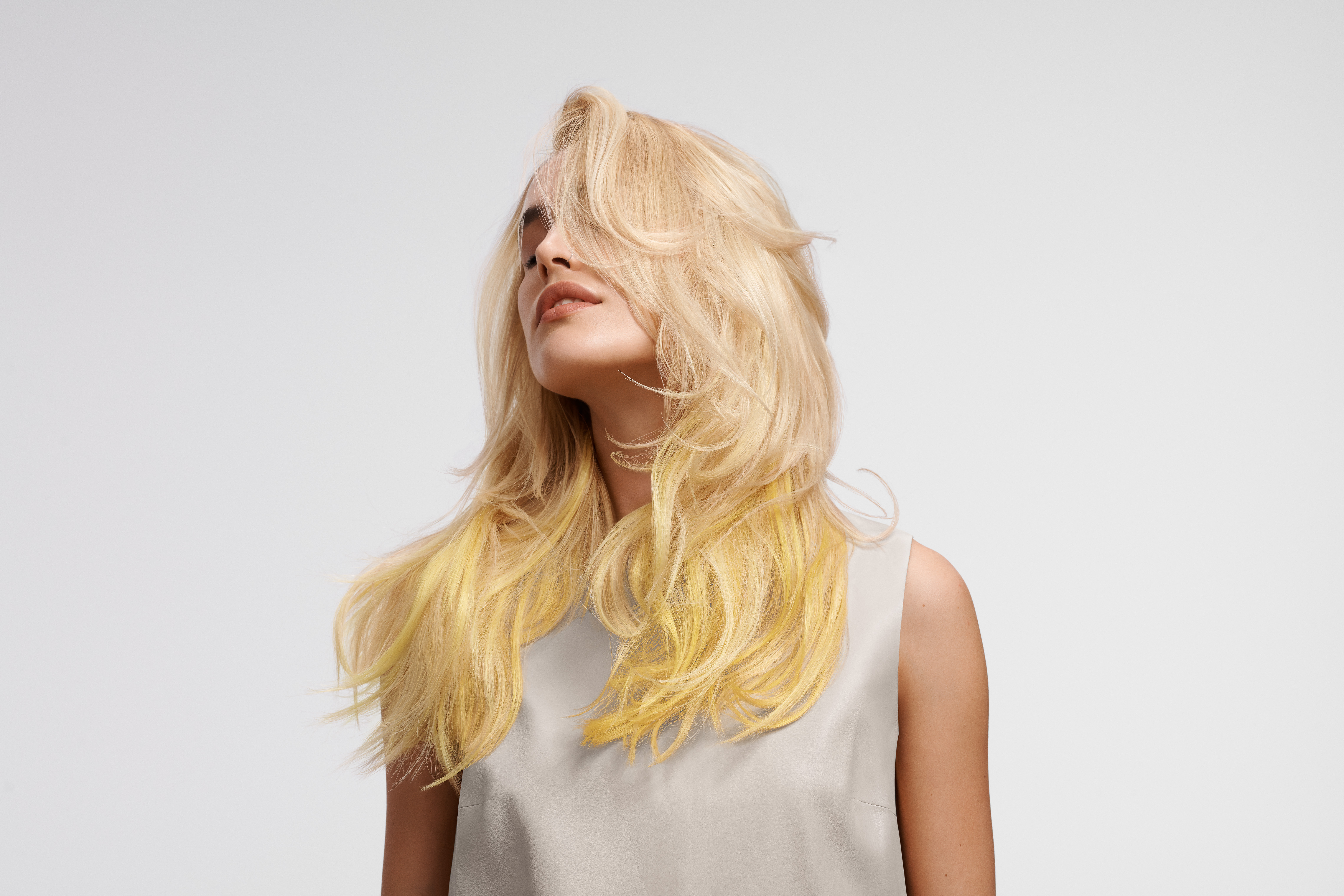 Blondine mit langen Haaren und Butterfly Cut