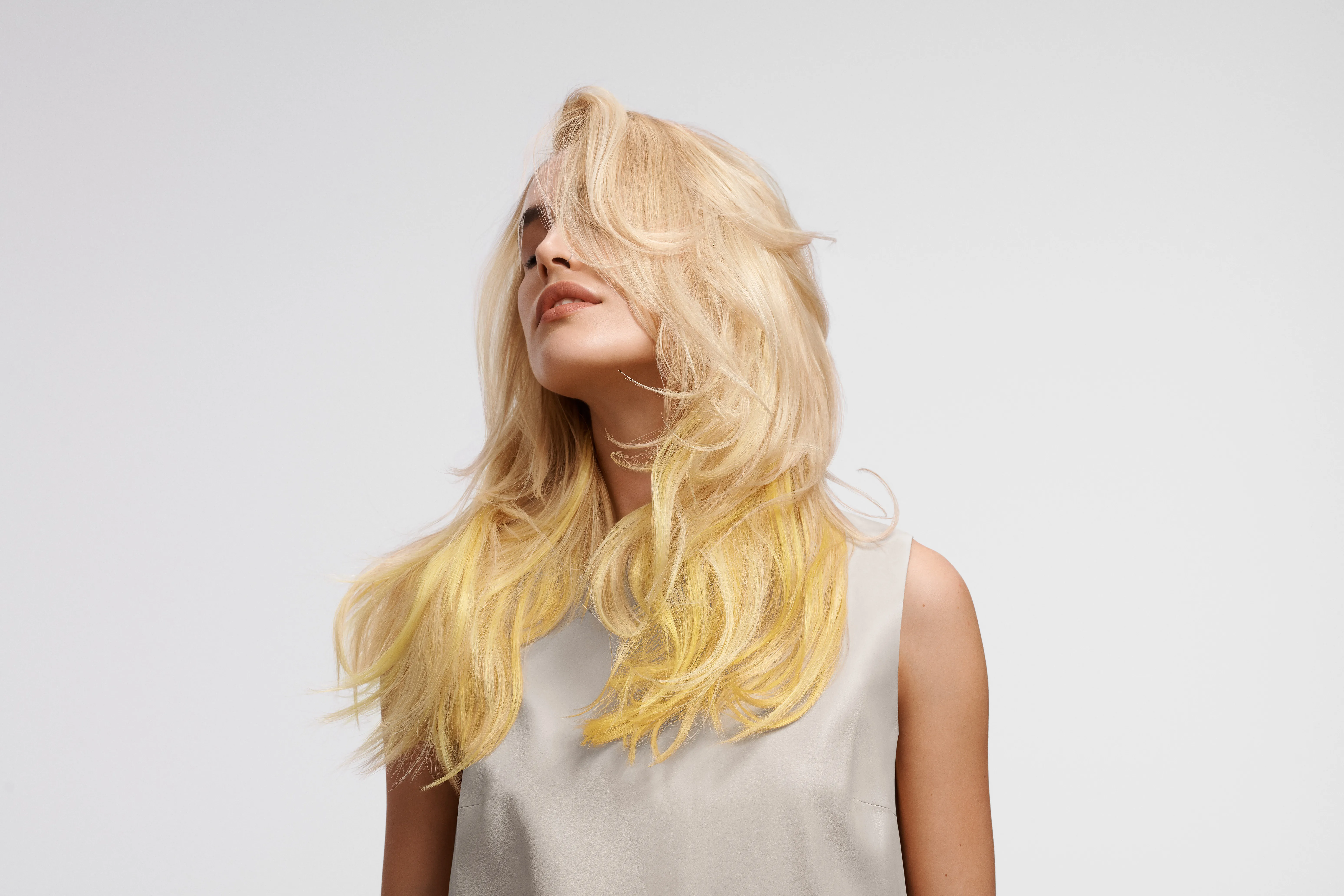 Blondine mit langen Haaren und Butterfly Cut