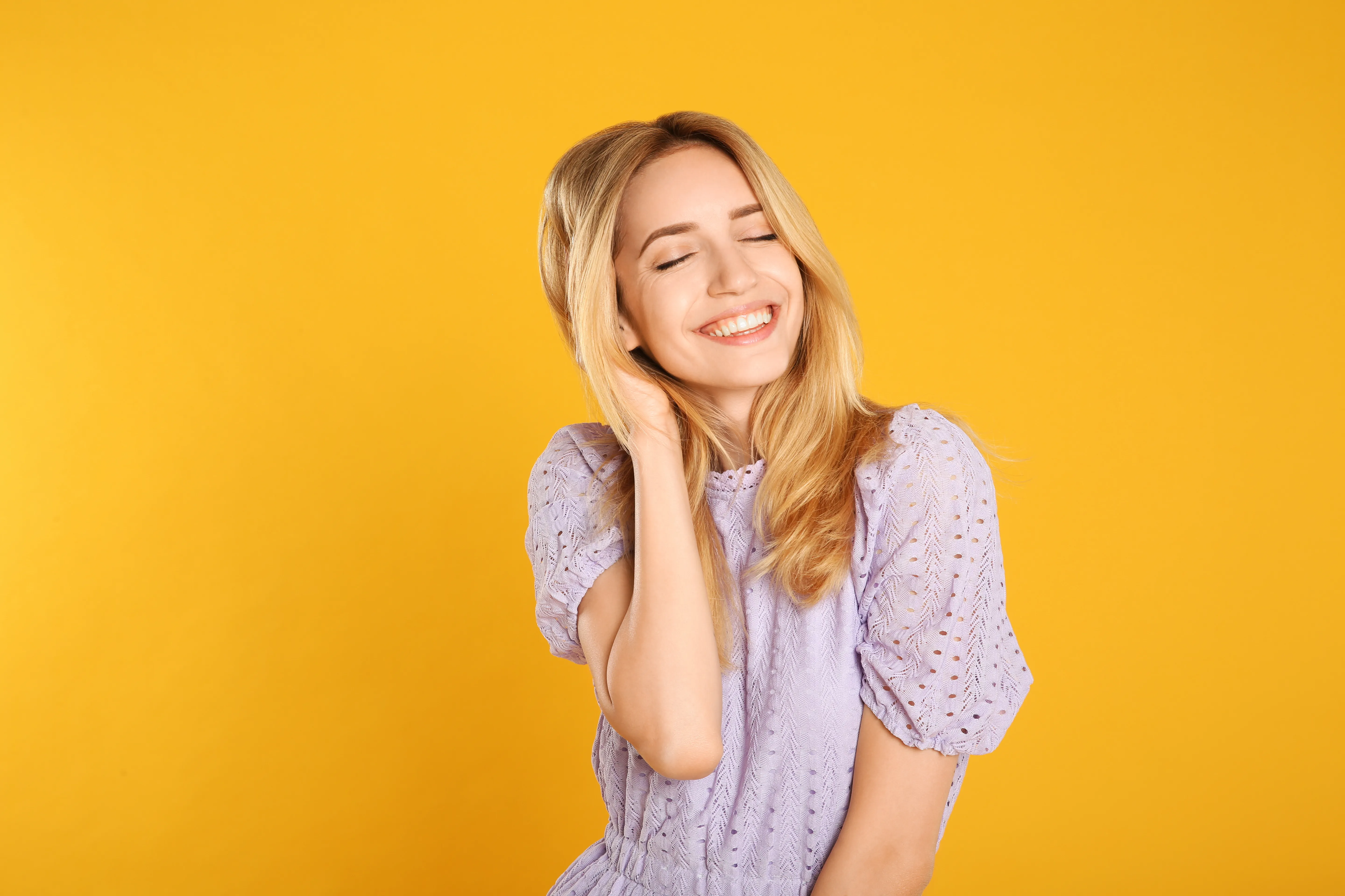 Blondine mit Volumen im Haar