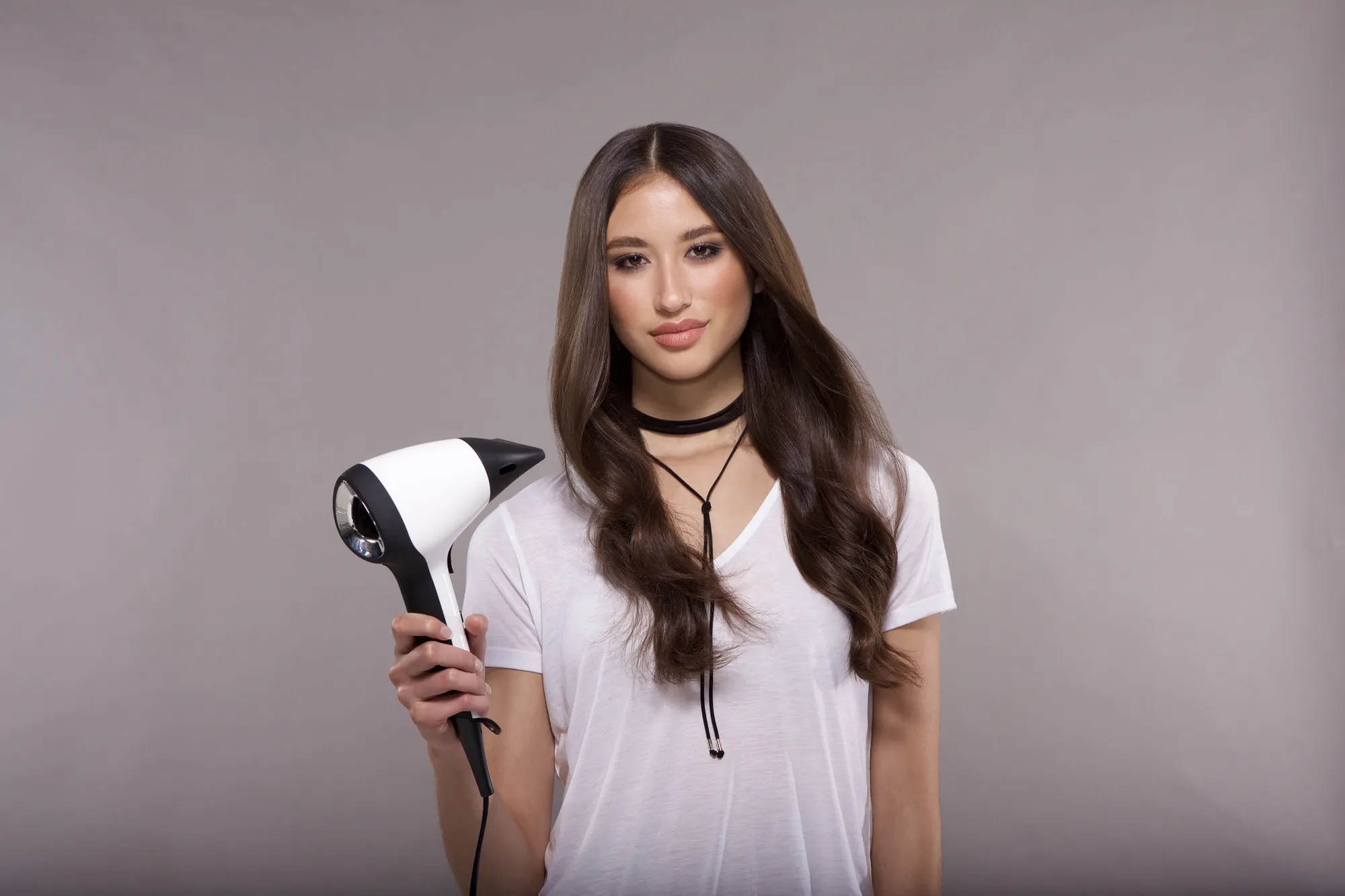 Frau mit Föhn in der Hand