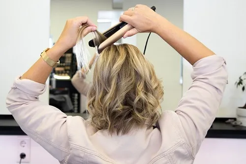 Beach Waves mit dem Glätteisen – DIY Anleitung