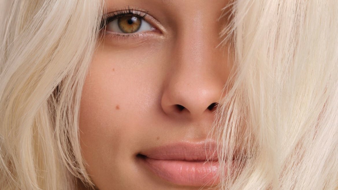 Frau mit hellblonden Haaren