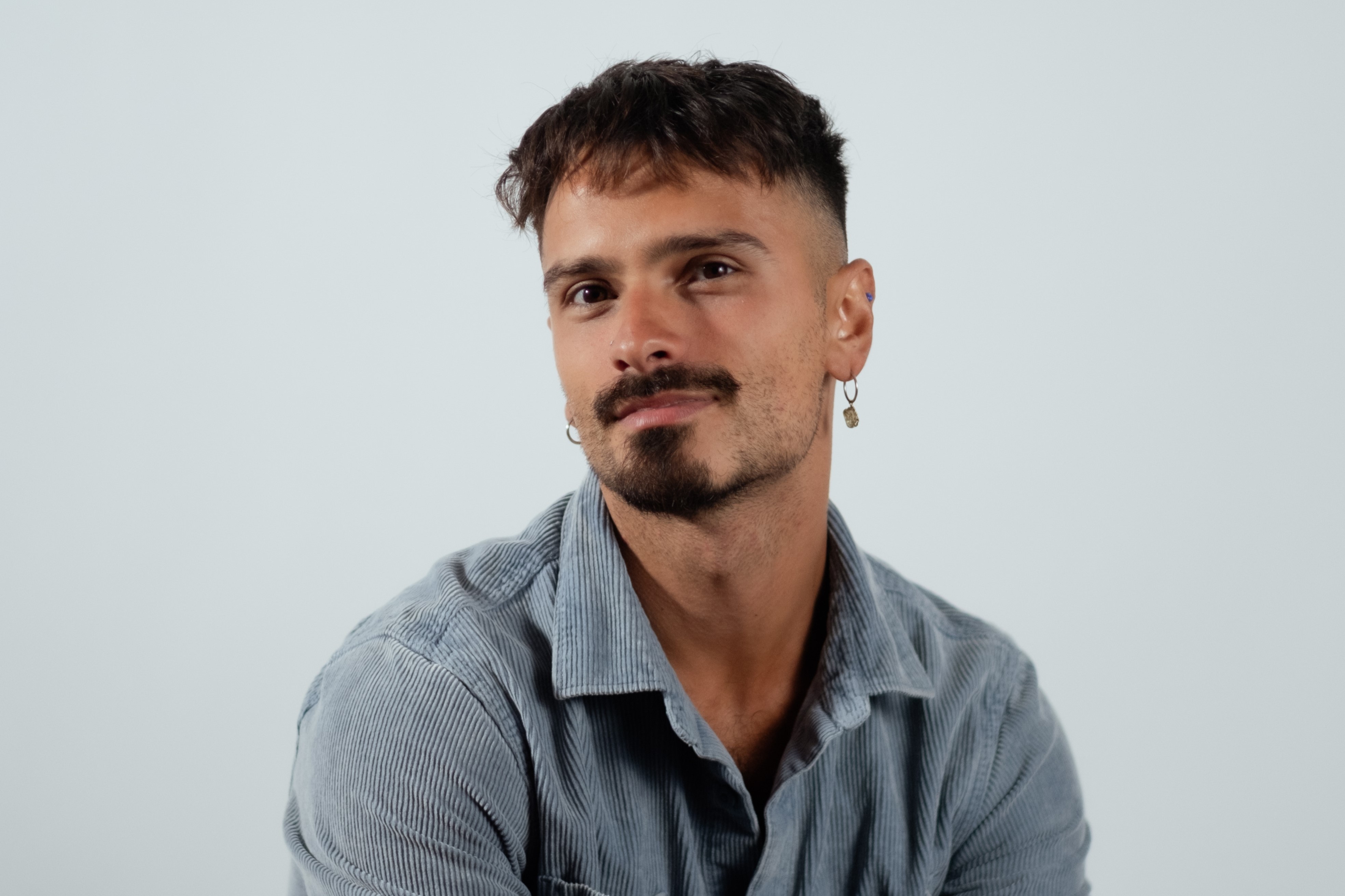 Mann mit Edgar Cut