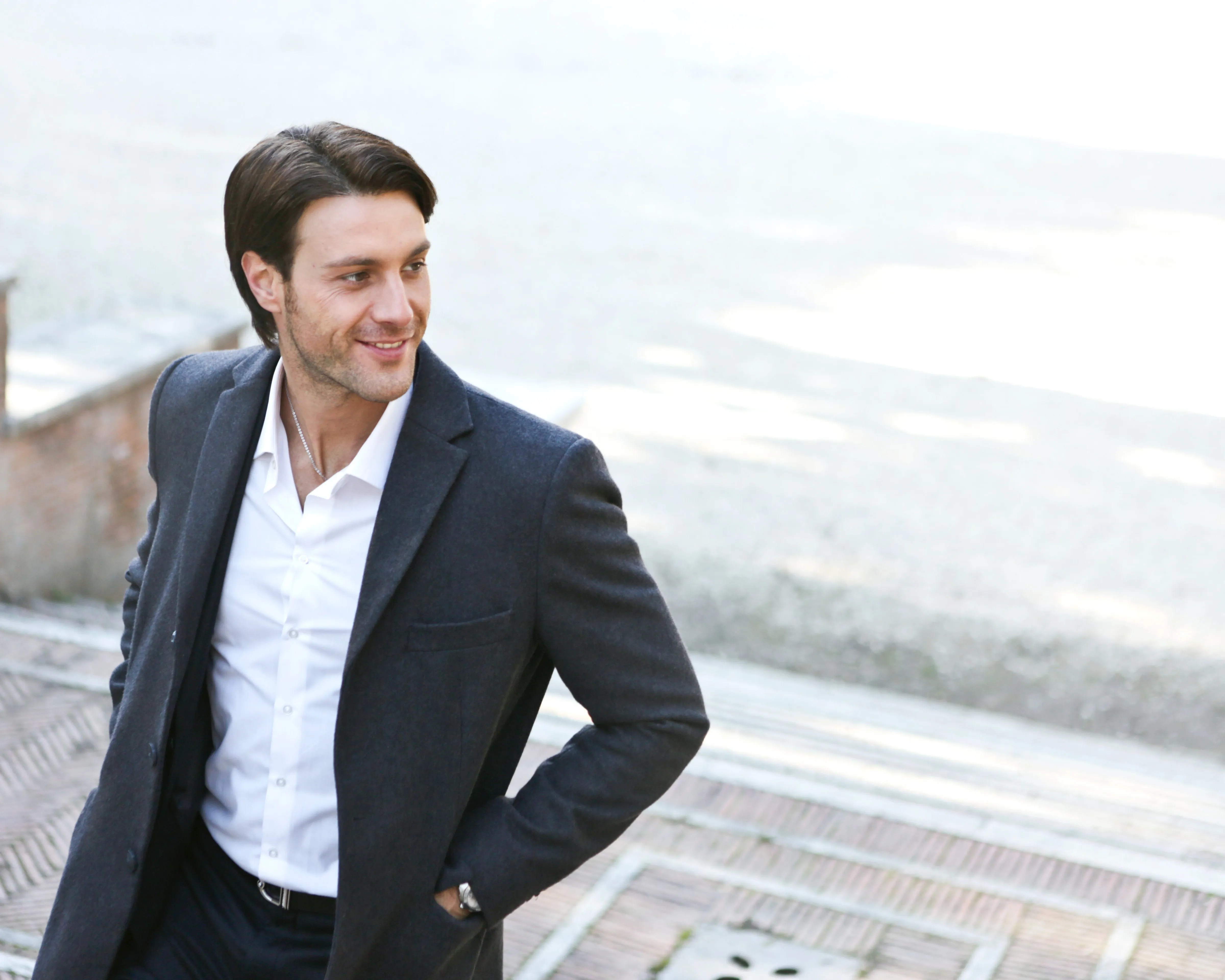 Mann im Anzug mit braunen Haaren